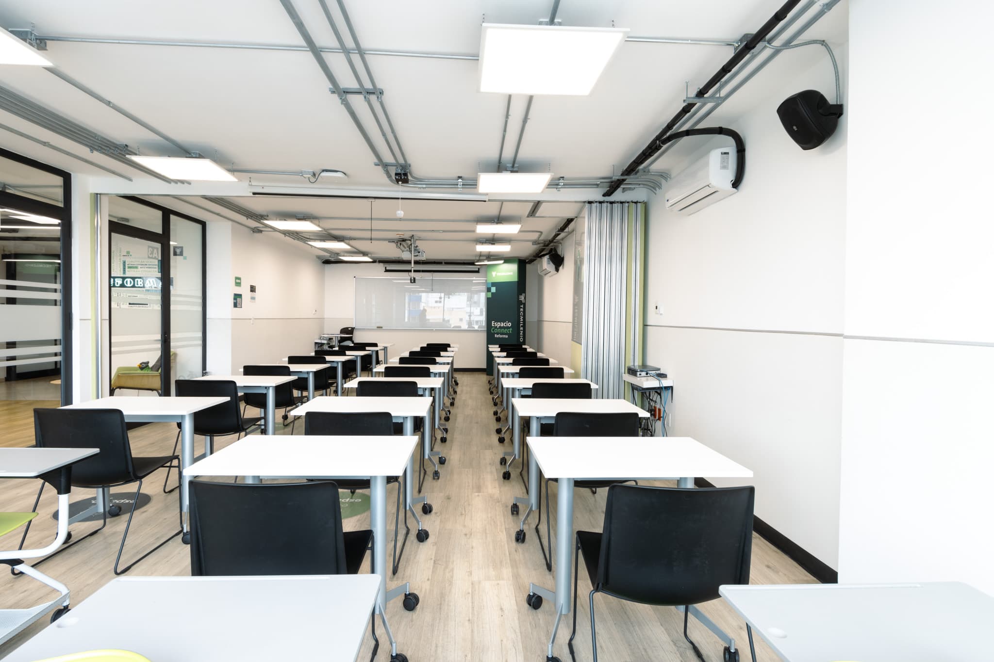 Aula de clases espacio connect reforma